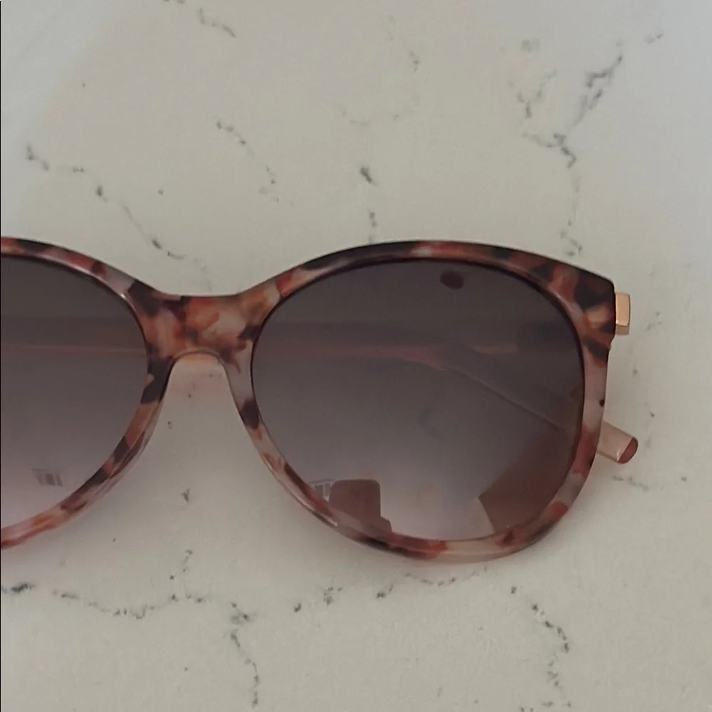 LOFT Outlet Women's Tortoiseshell Sunglasses OS NWOT - Picture 5 of 16